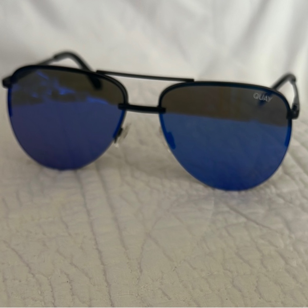 Sleek Black Aviator Sunglasses